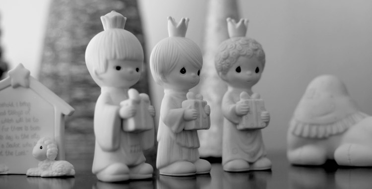christmas-figurines-angels-bw-img_9955_0108